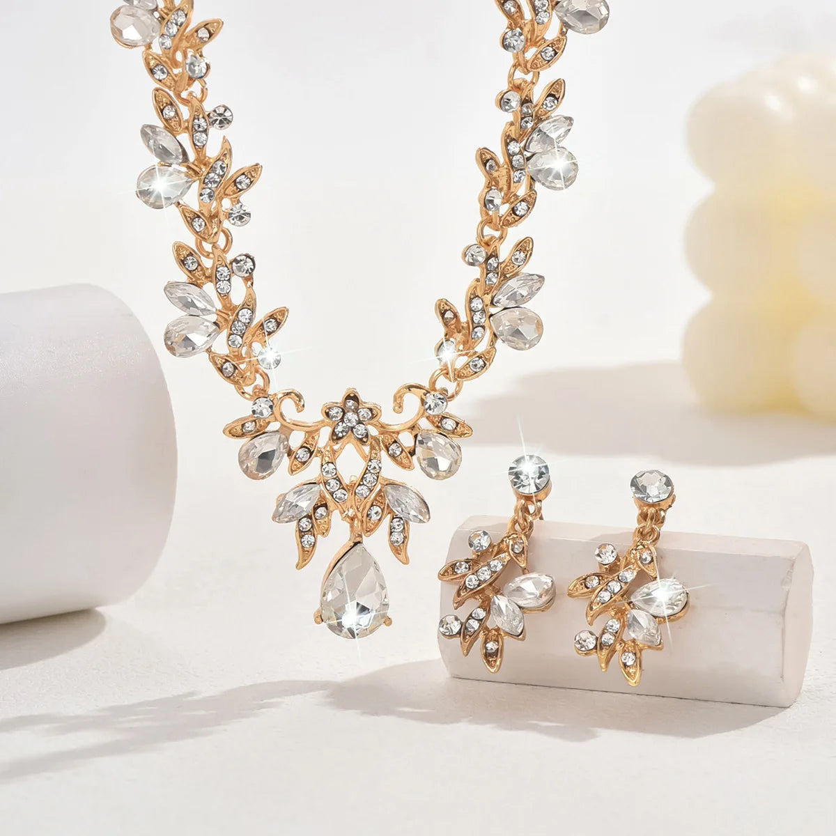 Parure composée d'un collier ras-de-cou et de boucles d'oreilles en cristal, vue 2, King Watch