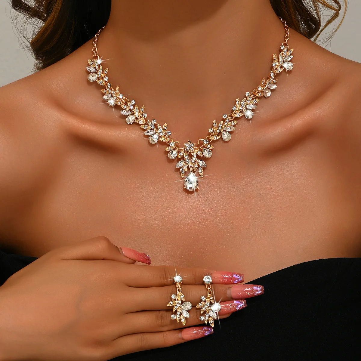 Parure composée d'un collier ras-de-cou et de boucles d'oreilles en cristal, King Watch