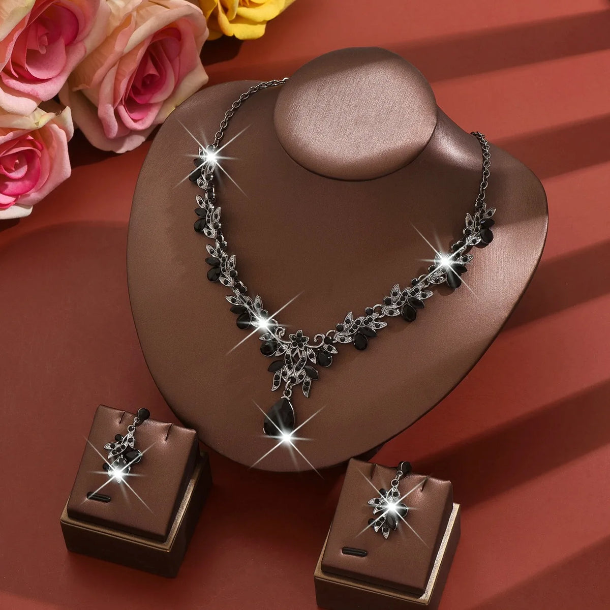 Parure composée d'un collier ras-de-cou et de boucles d'oreilles en cristal, noir, argentée, King Watch