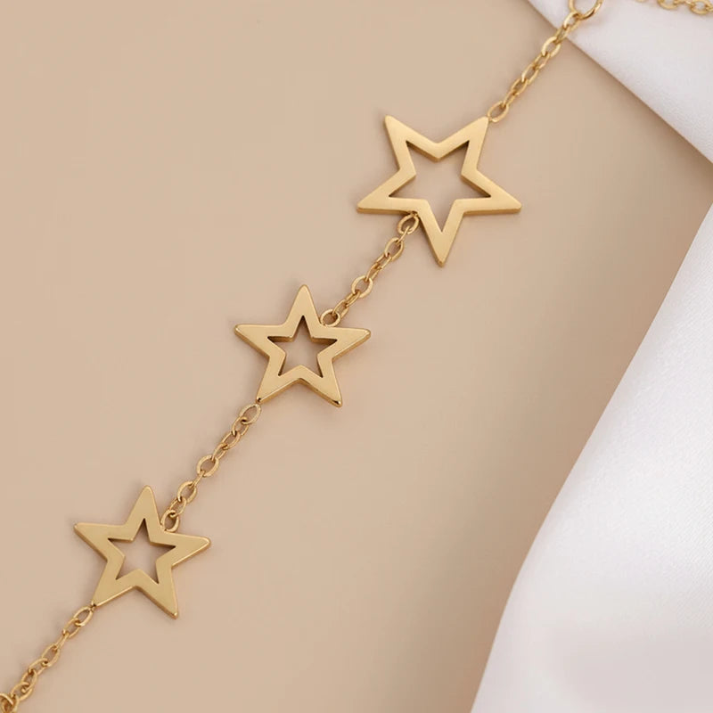 Bracelet de main relié à une bague par une chaîne, motif étoile ajourée, vue 3, King Watch