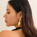 Boucles d'oreilles puces au motif torsadé irrégulier, vue 2, King Watch
