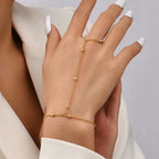 Bracelet relié à une bague par une chaîne fine, finition dorée, vue 3, King Watch