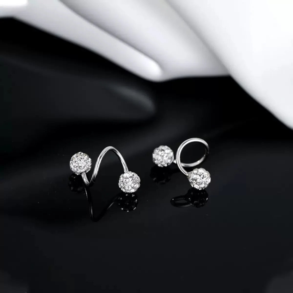 Boucles d'oreilles à sphère sertie de zircone sur monture spiralée, vue 2, King Watch