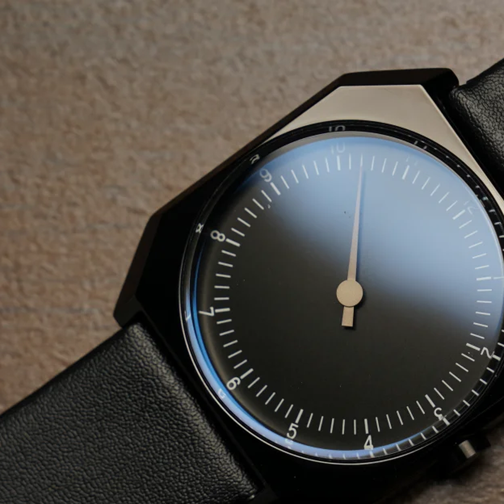 Montre à une seule aiguille, boîtier octogonal, noir, cadran noir, cuir noir, King Watch